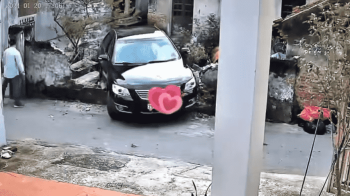 Lùi xe gây đổ tường, Bảo hiểm có chi trả?